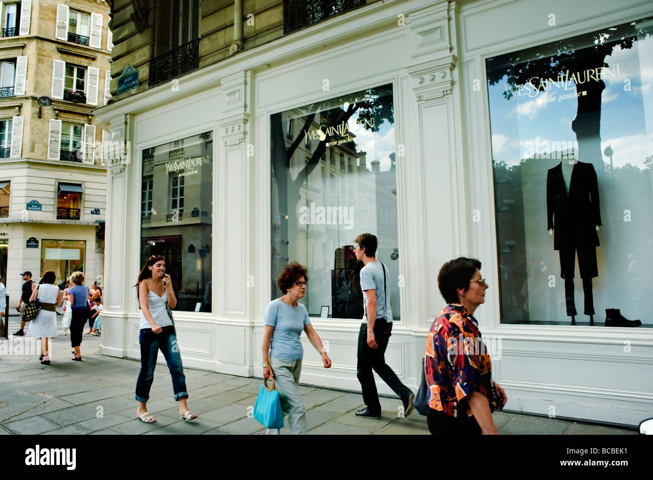 Paris France, personnes marchant près de vêtements Street scène en dehors de High Fashion Yves Saint laurent (magasin CLO-sed) haute Couture, magasins fronts Banque D'Images