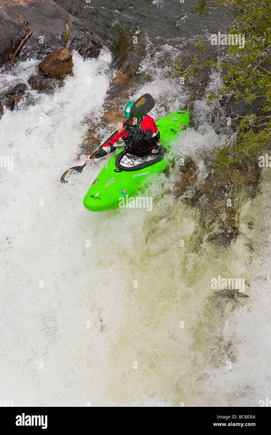 Les kayakistes dans creek boat de kayaks rapides sur Clear Creek, Colorado Empire ci-dessus Banque D'Images