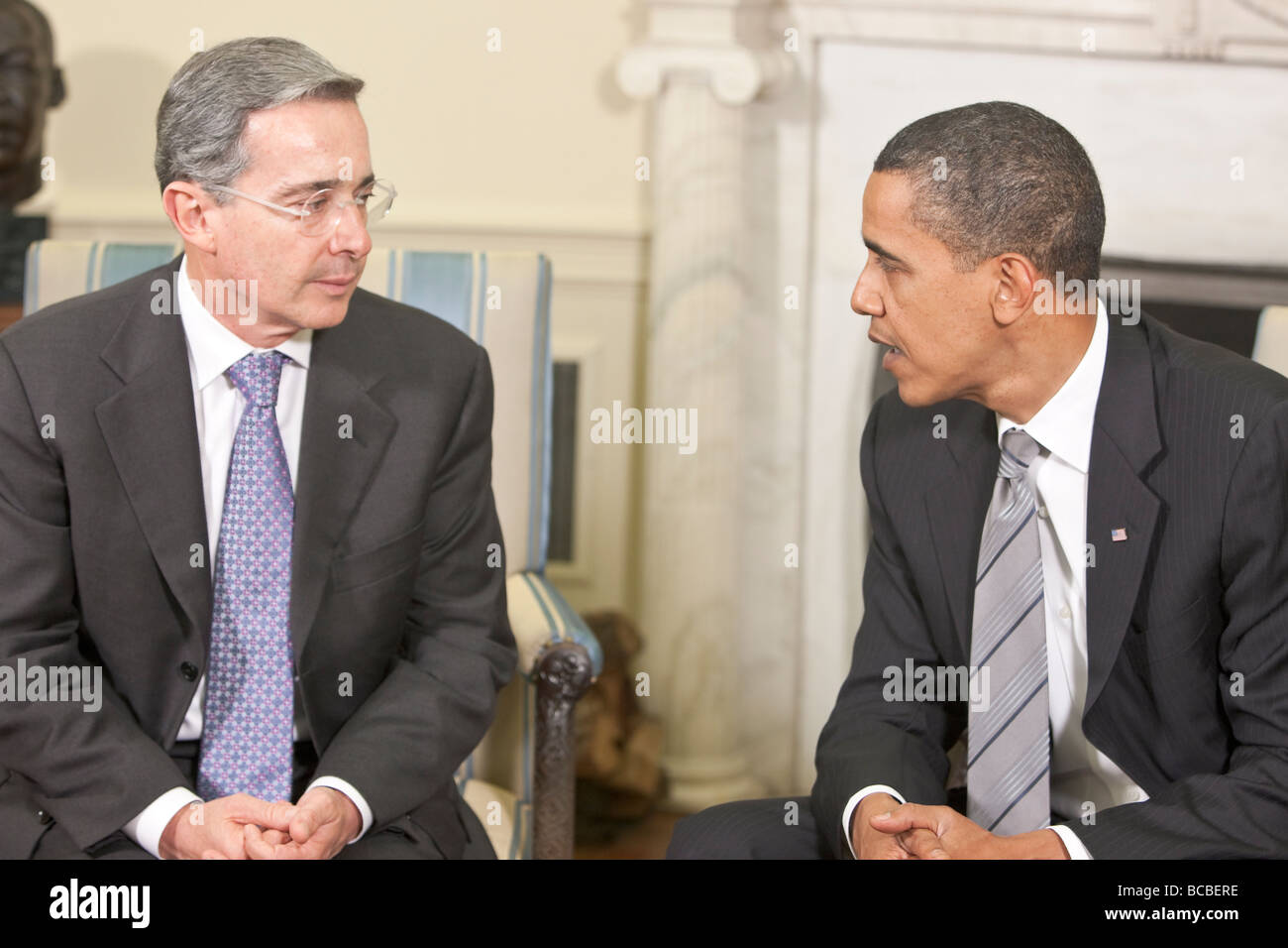 Le président Barack Obama rencontre le président Álvaro Uribe Velez de Colombie-Britannique dans le bureau ovale de la Maison Blanche. Banque D'Images