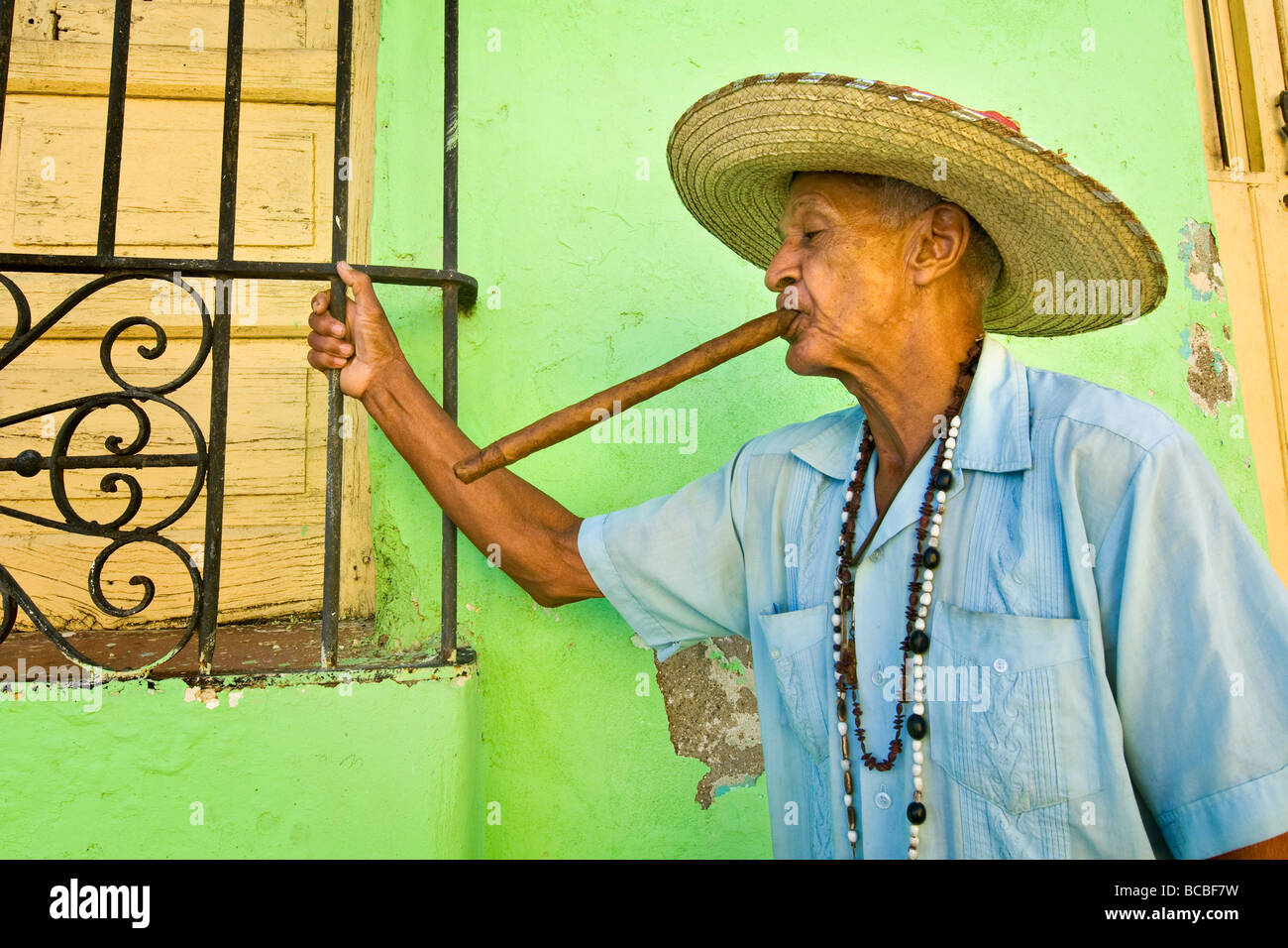 Cuba Camagüey homme qui fume un cigare cubain Banque D'Images