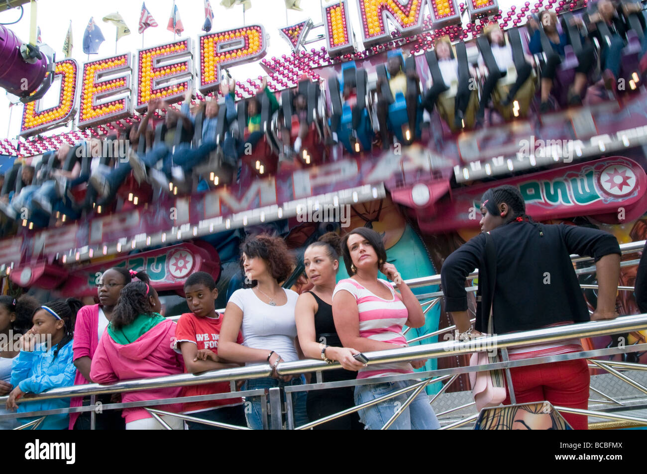 UK. L'Afro-caraïbes et blanc les jeunes à une fête foraine à Londres. Photo par Julio Etchart Banque D'Images