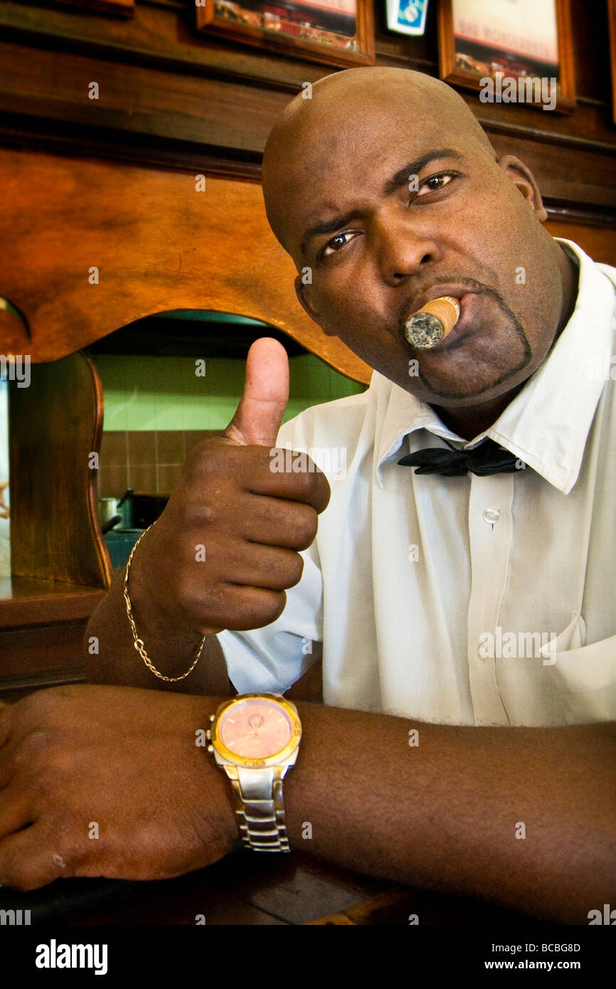 Cuba La Havane bar monserrate homme qui fume un cigare Banque D'Images