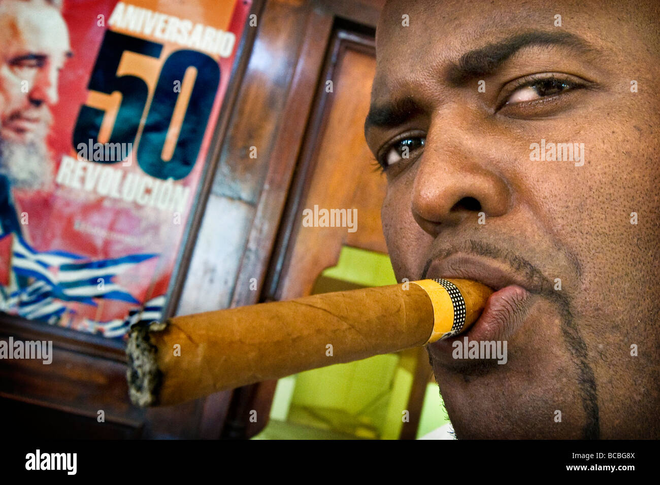 Cuba La Havane bar monserrate homme qui fume un cigare Banque D'Images