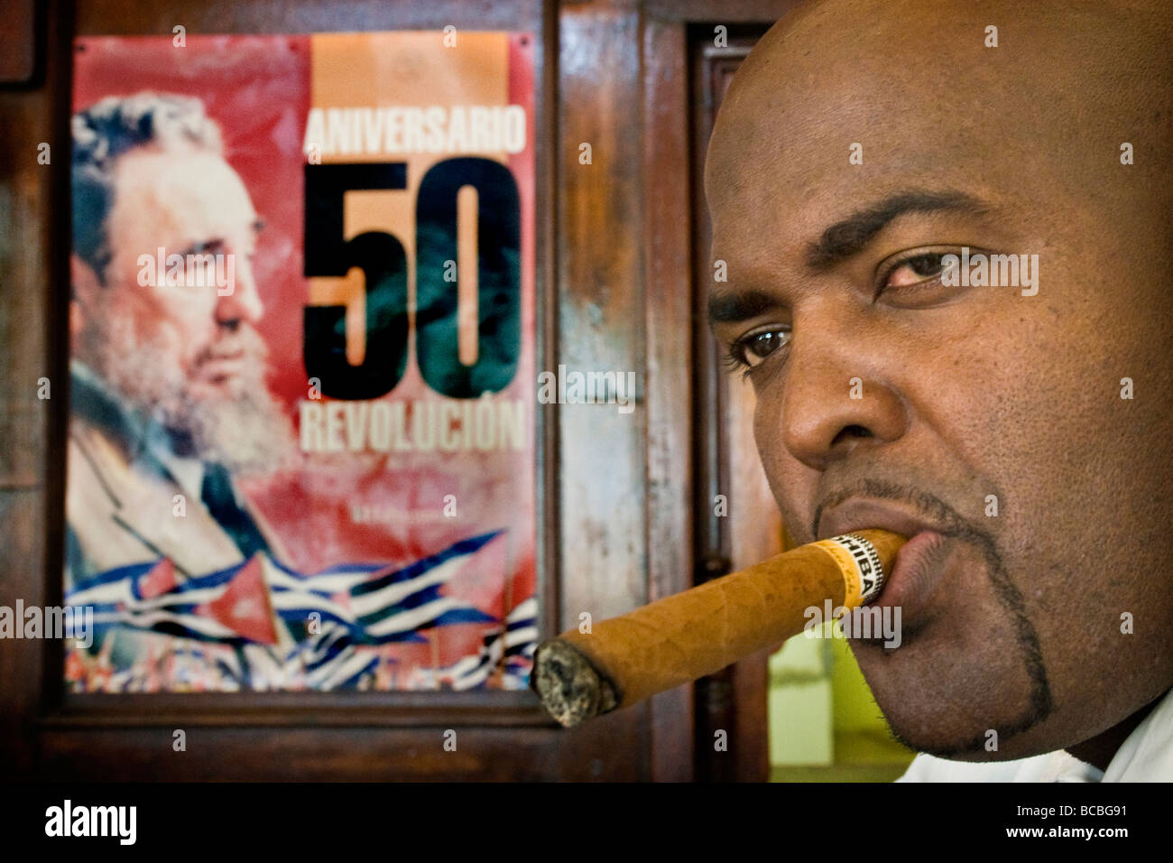 Cuba La Havane bar monserrate homme qui fume un cigare Banque D'Images