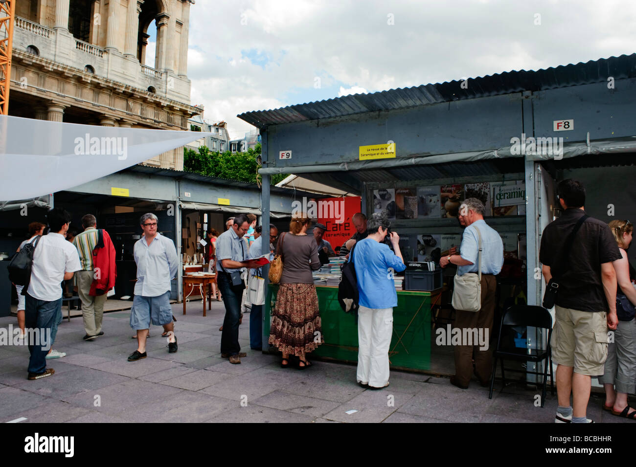 Paris France, foule de gens, touristes Shopping, exposition annuelle d'art céramique, 'place Saint Sulpice' juillet salon de l'artisanat Banque D'Images