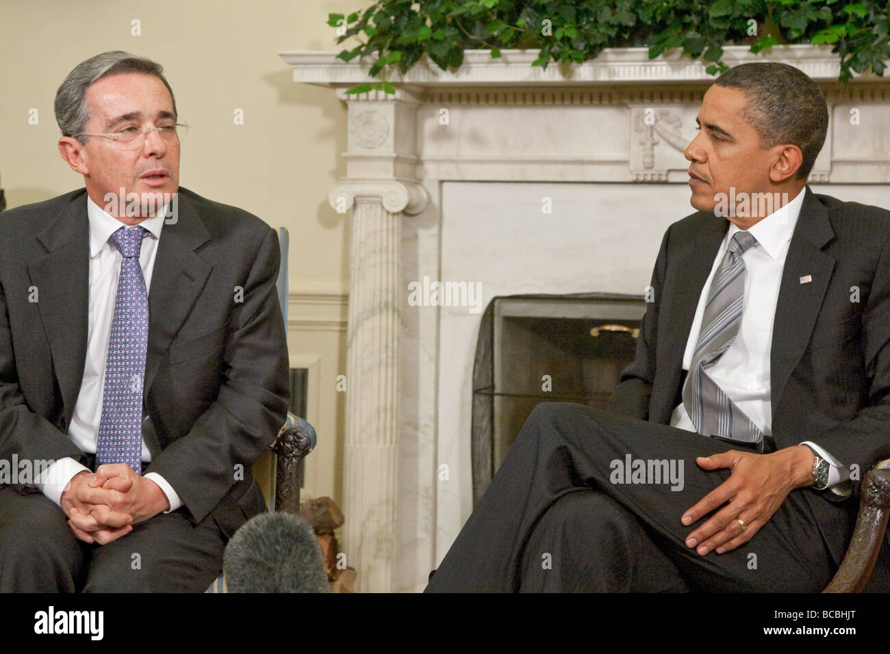 Le président Barack Obama rencontre le président Álvaro Uribe Velez de Colombie-Britannique dans le bureau ovale de la Maison Blanche. Banque D'Images