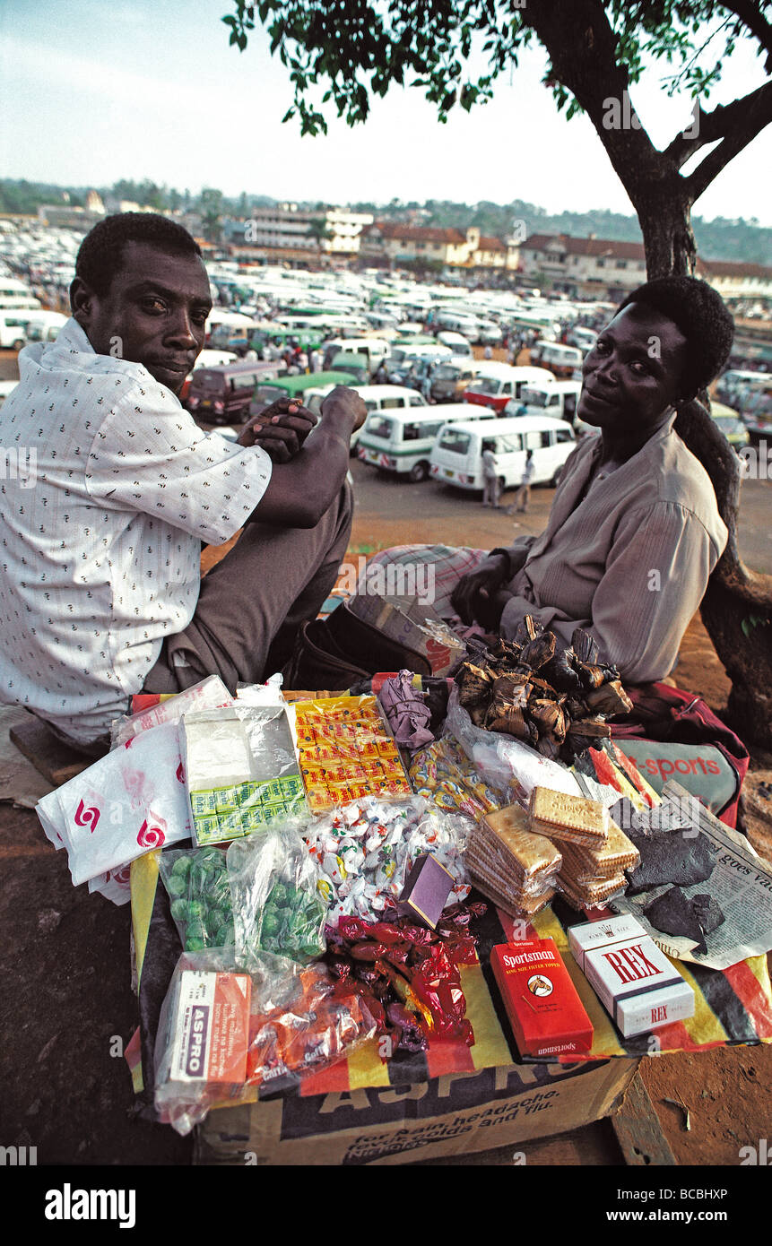 La vente des cigarettes et des bonbons colporteurs Nakivubo Park Bus près de Kampala Ouganda Afrique de l'Est de nombreux minibus en arrière-plan Banque D'Images