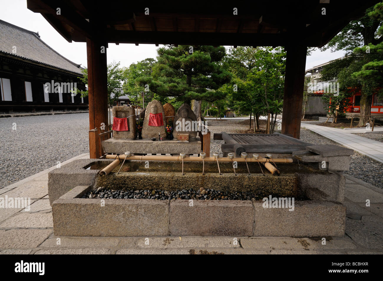 L'eau de purification pour la prière. Sanjusangen-do temple bouddhiste. Quartier Higashiyama. Le protocole de Kyoto. Kansai. Le Japon Banque D'Images