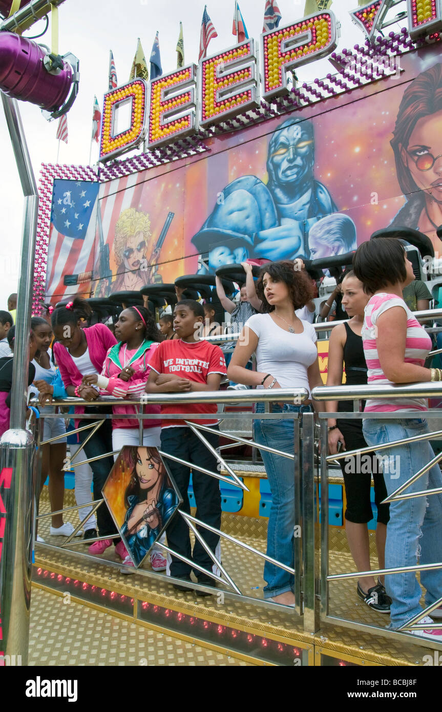 UK. L'Afro-caraïbes et blanc les jeunes à une fête foraine à Londres. Photo par Julio Etchart Banque D'Images