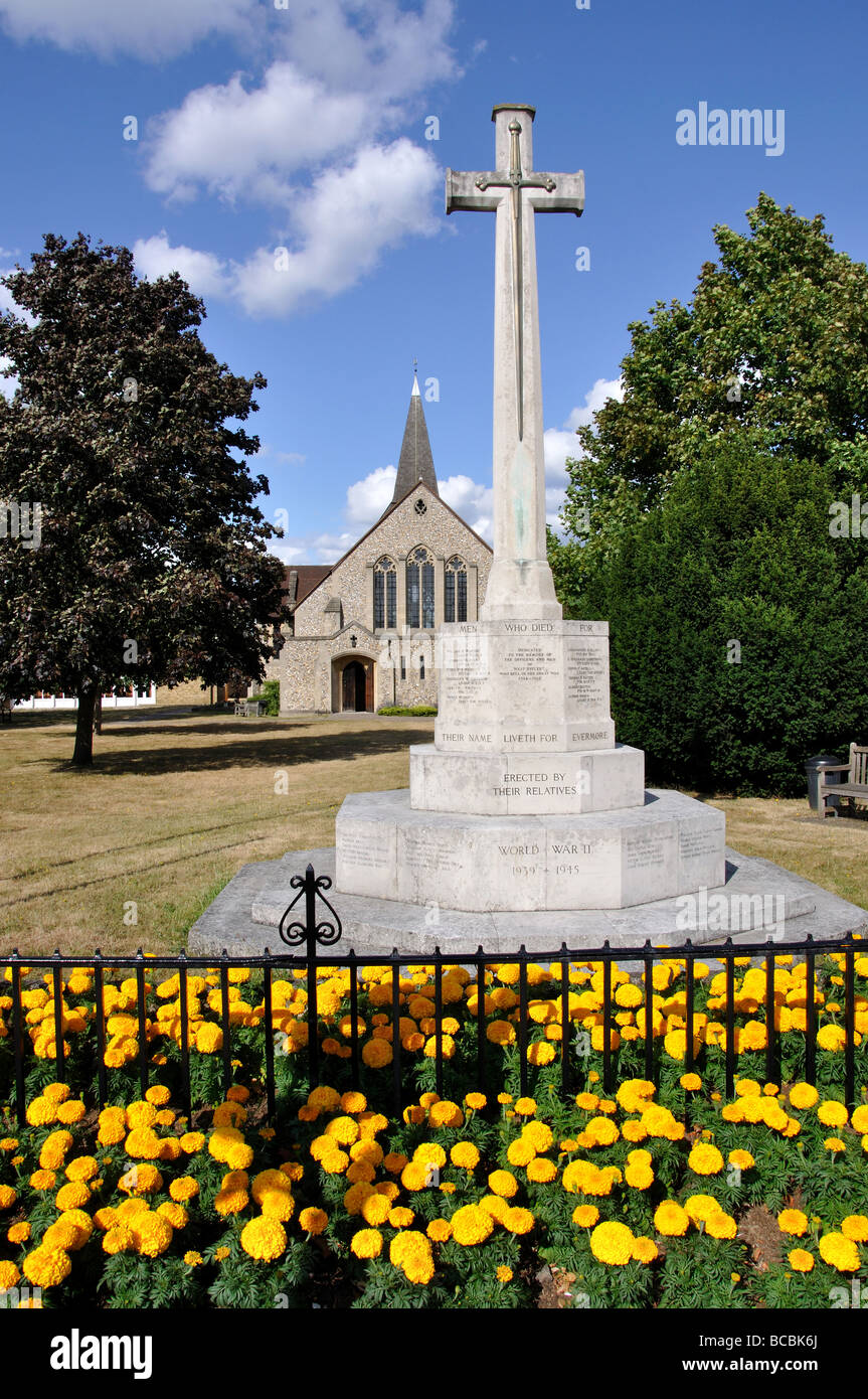 Église paroissiale de Saint Jean Baptiste et War Memorial, Weybridge, Surrey, Angleterre, Royaume-Uni Banque D'Images