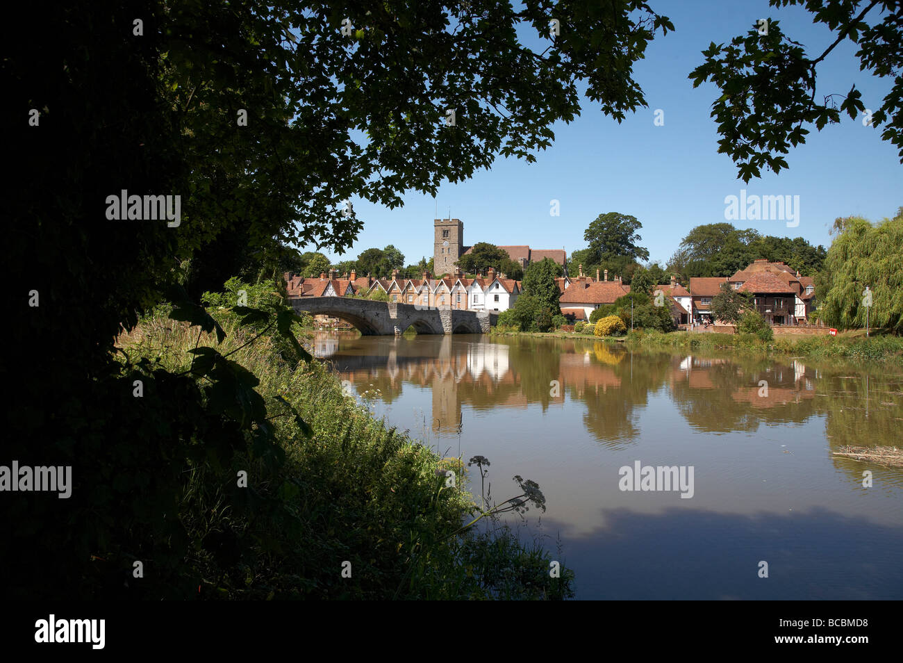 Aylesford village et pont médiéval sur la rivière Medway Banque D'Images