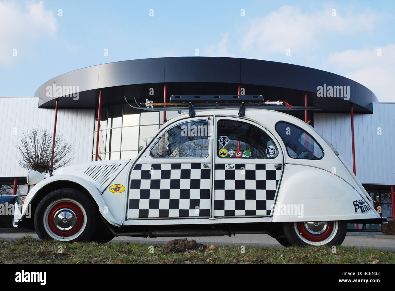 Citroen à damier deux chevaux parqués par route Banque D'Images