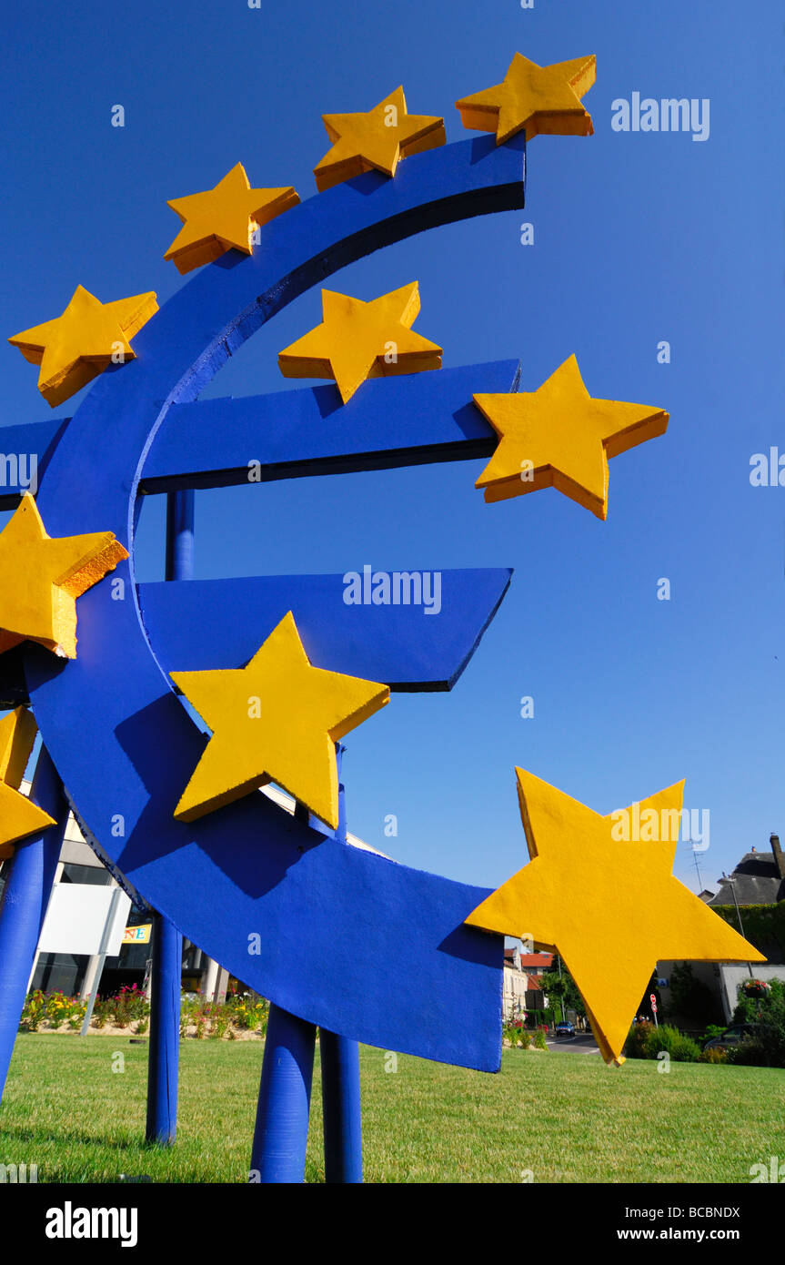 Big logo de European € (euro) monnaie on blue sky Banque D'Images