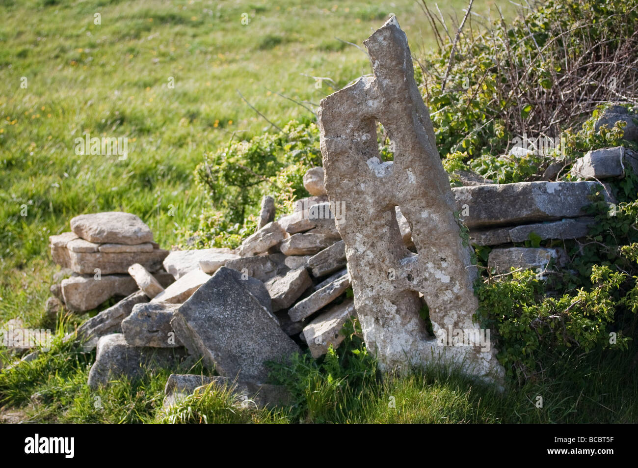 Barrière en pierre abandonnée dans un champ de Dorset Banque D'Images