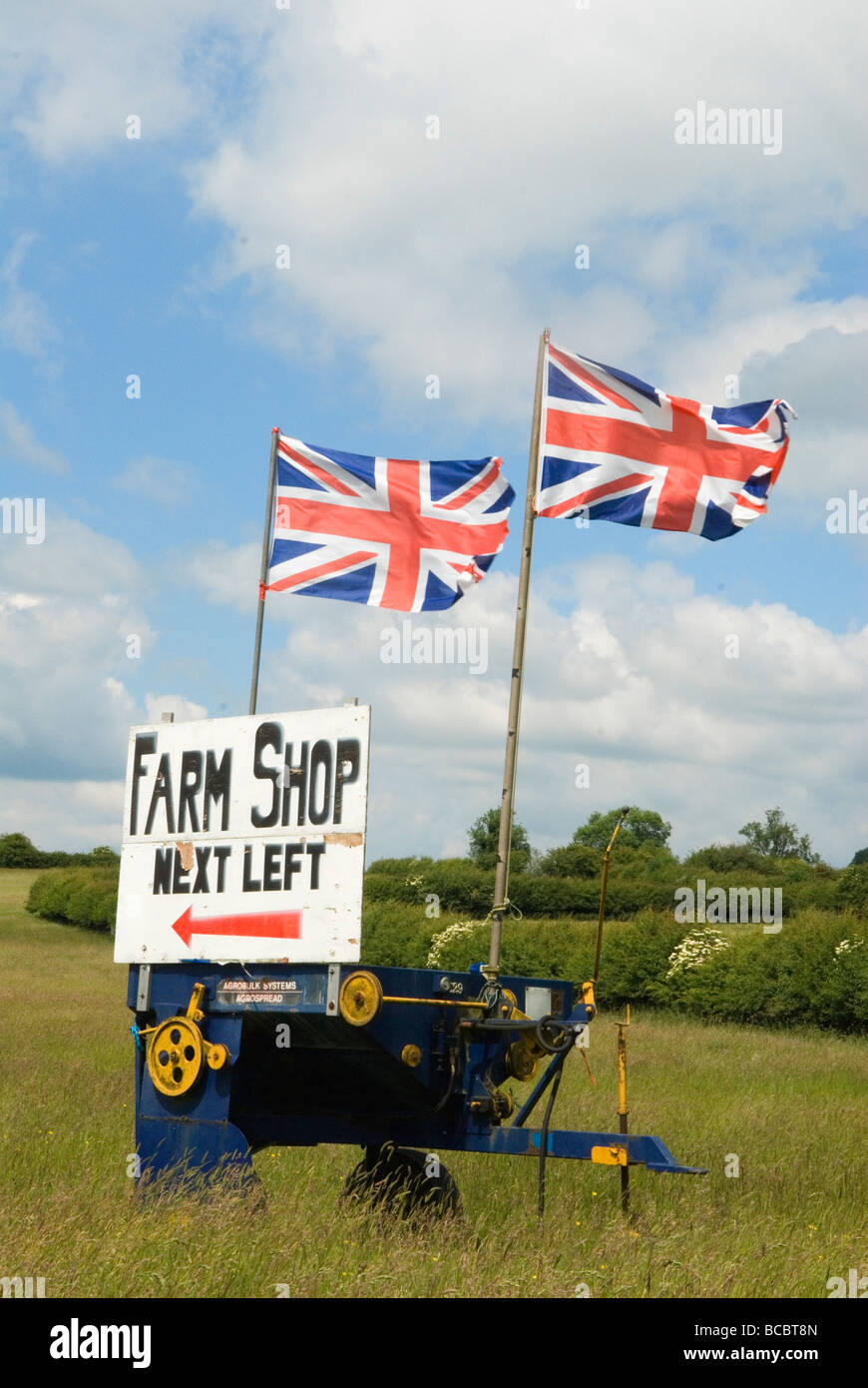 Angleterre Flagg, panneau de magasin de ferme érigé dans un champ, tournez à gauche suivant avec les drapeaux de l'Union Jack qui volent. Campagne rurale anglaise Leicestershire années 2009 2000 Royaume-Uni Banque D'Images