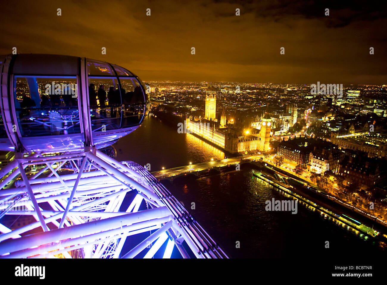 LONDON EYE VUE NOCTURNE SUR WESTMINSTER ET TAMISE Banque D'Images