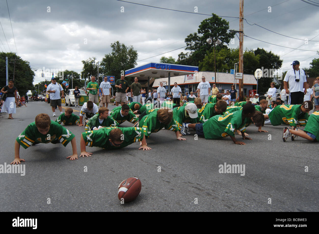 Hyde Park à New York l'équipe de football des jeunes faisant des pousées en Juillet 4 parade Banque D'Images