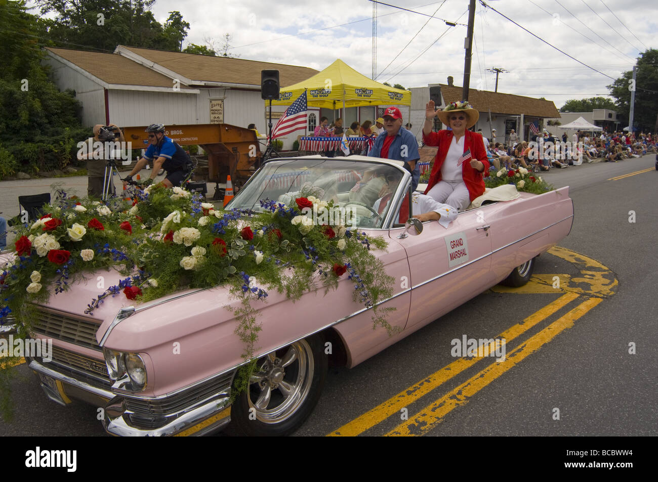 Cadillac rose rénové avec les aînés et Elvis en Juillet 4 Hyde Park, NY parade Banque D'Images