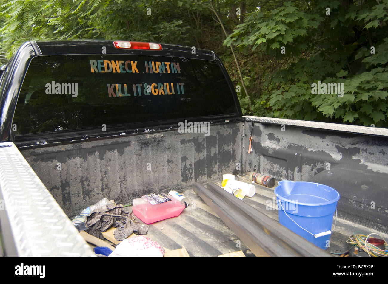 Expression redneck américain laid écrit sur la vitre arrière de