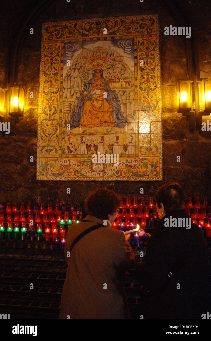 Deux femmes âgées, allumer un cierge à la Vierge Marie autel dans Montserrat Espagne Banque D'Images