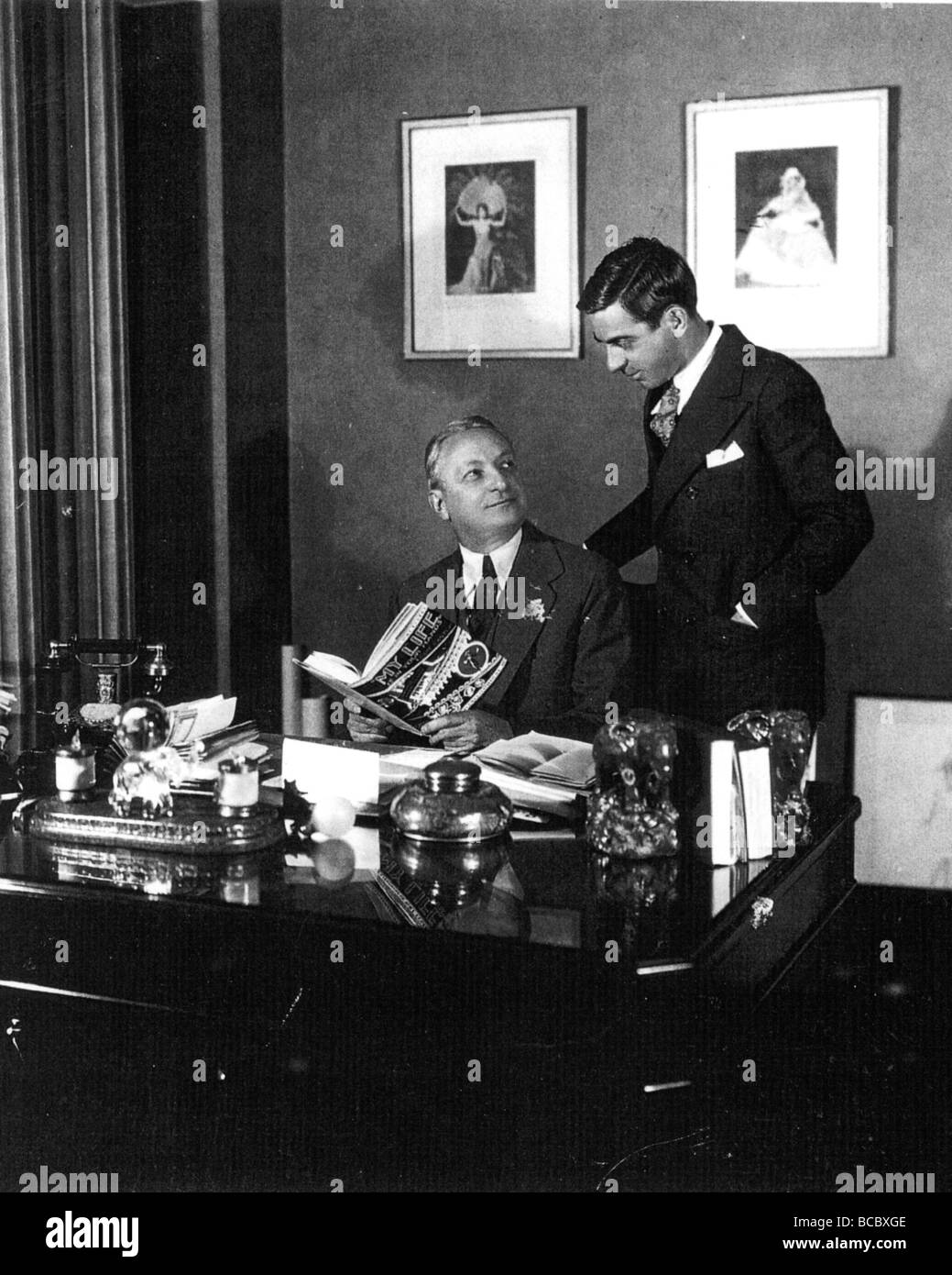 FLO ZIEGFELD showman américain dans son bureau avec Eddie Cantor de 1931 à la recherche d'un 
