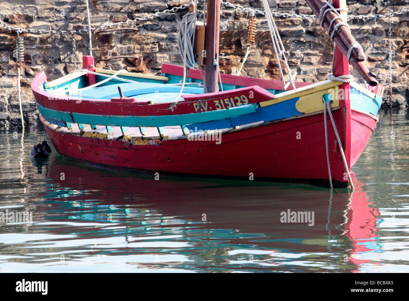 Bateau de pêche dans le port de Collioure, France Banque D'Images