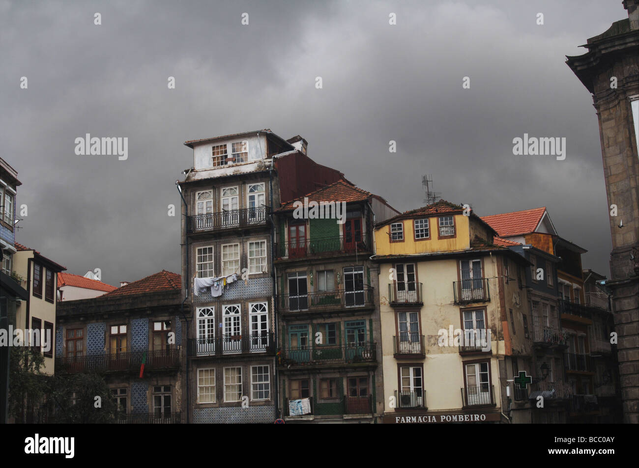 Rangée de bâtiments à Porto, Portugal avec un inquiétant ciel gris à l'arrière-plan Banque D'Images