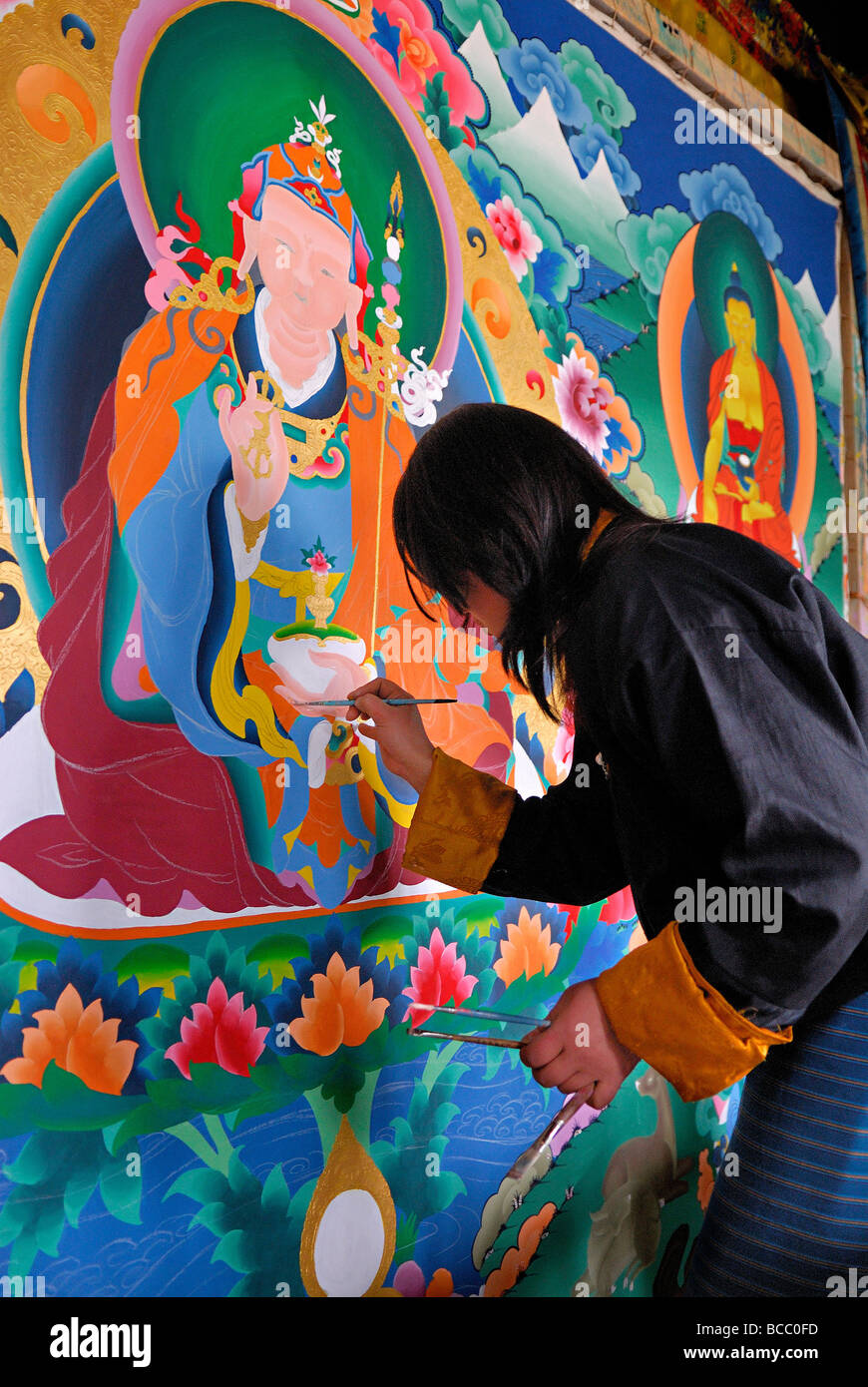 Le Bhoutan, Thimphu, Zorig Chusum arts traditionnels, l'école de peinture jeune femme un portrait de Padmasambhava Banque D'Images