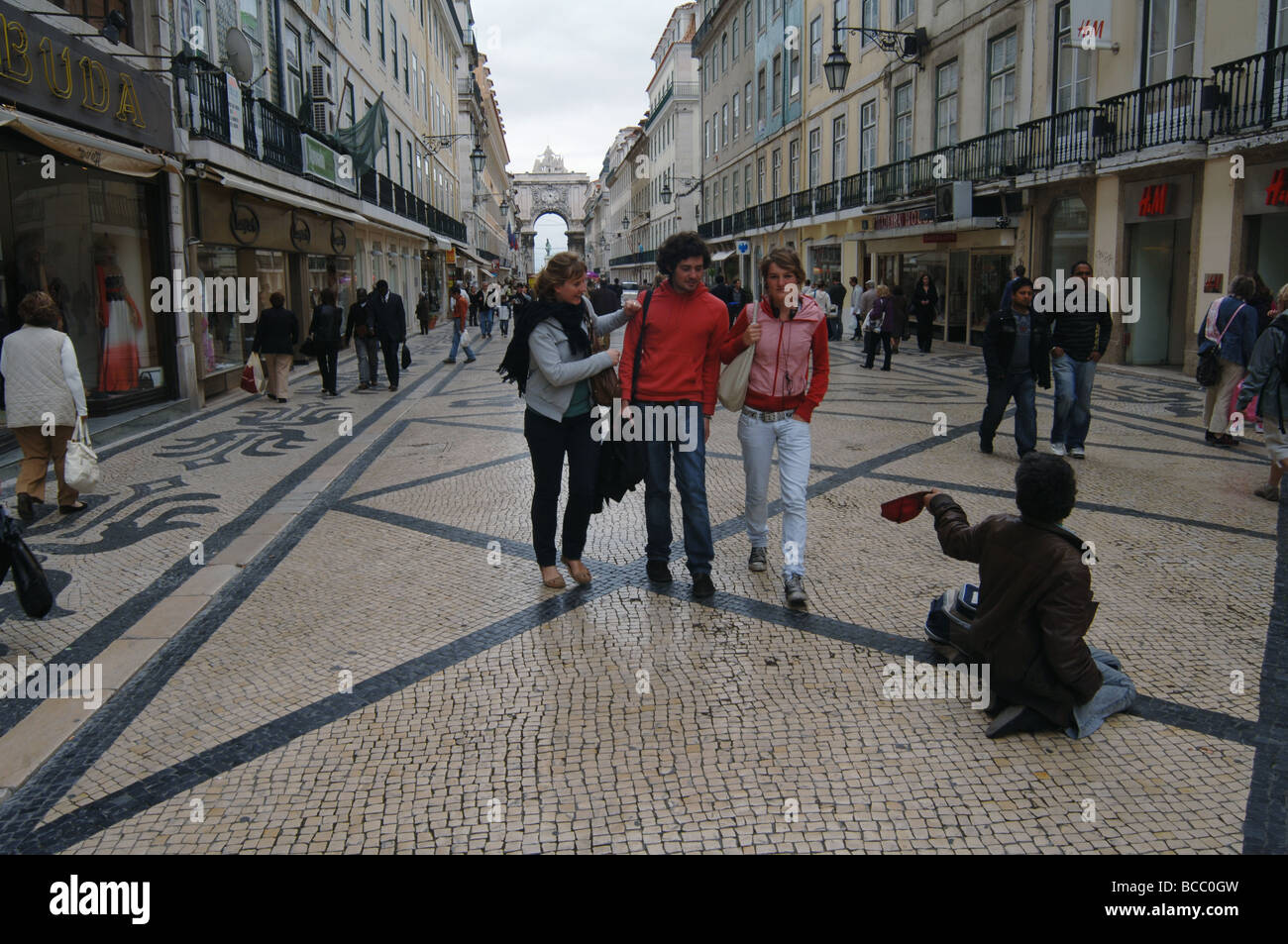 Mobilité gypsy mendier dans la rue Main à Lisbonne, Portugal Banque D'Images