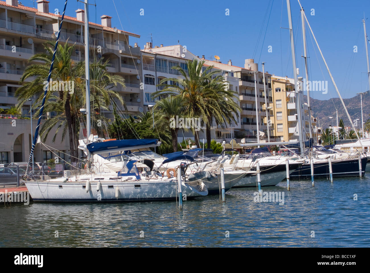 Partie du canal réseau avec Villas Bateaux privés et Moorings à Empuriabrava Costa Brava Espagne Europe Espana Banque D'Images