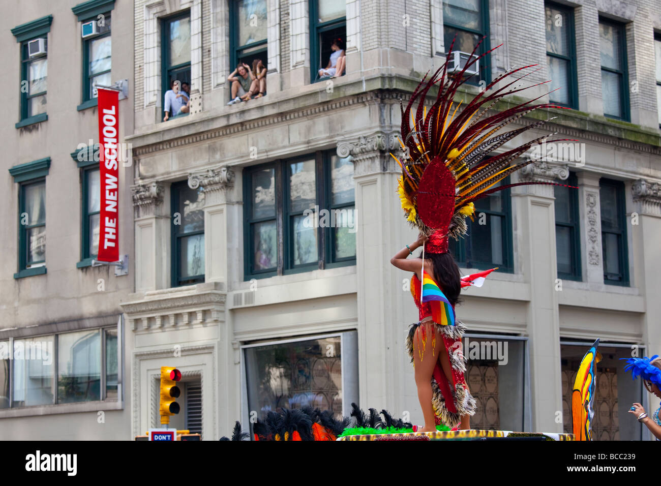 2009 Regarder la Gay Pride Parade à partir de Windows à New York City Banque D'Images