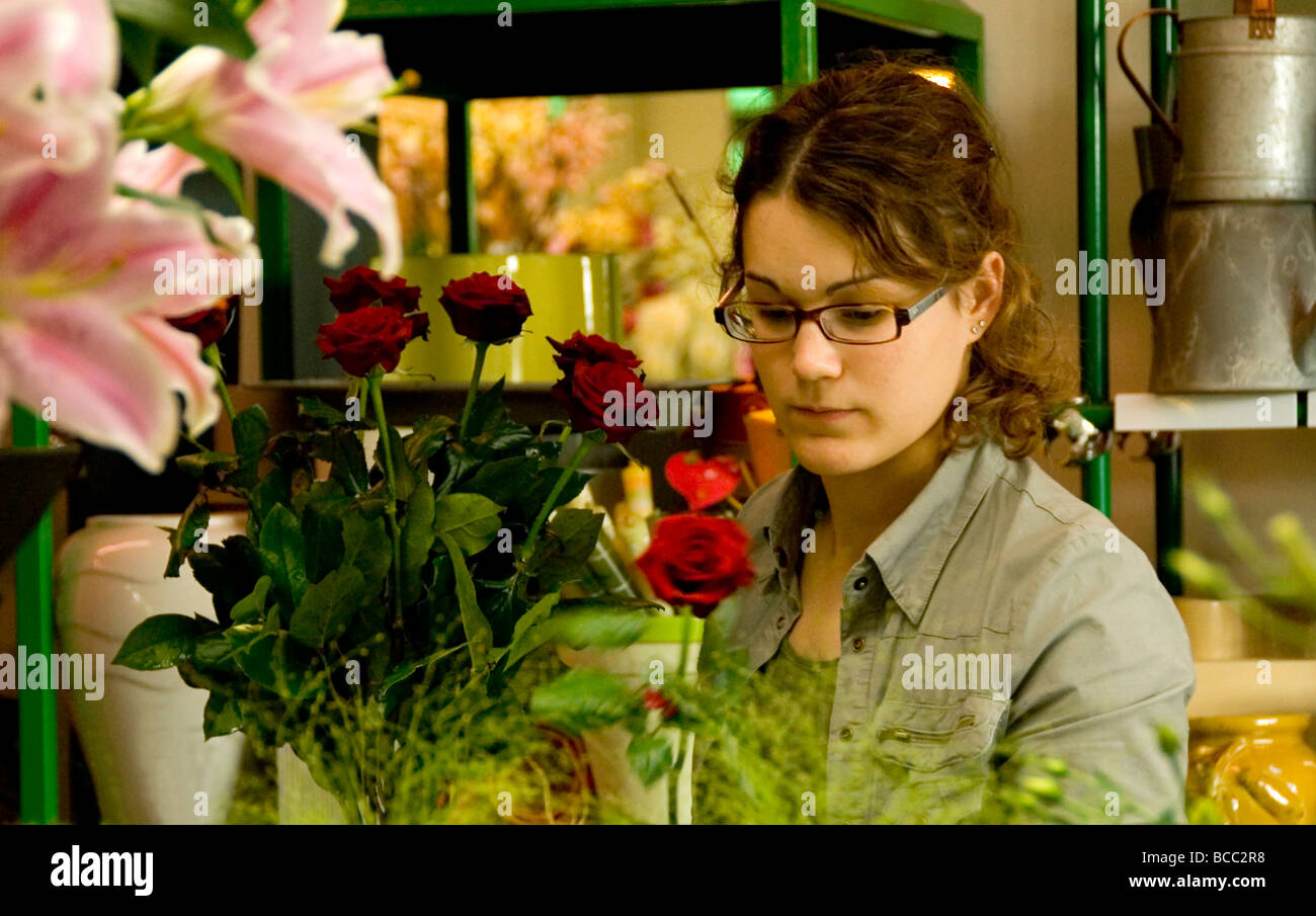 La préparation d'un fleuriste un bouquet de roses dans une boutique de fleurs en France Banque D'Images