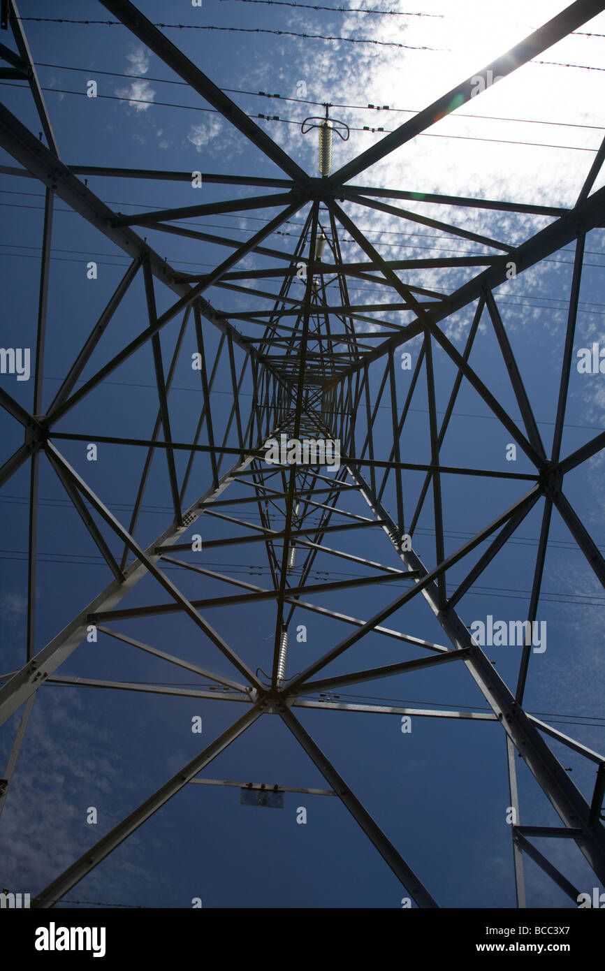 Jusqu'à l'intermédiaire de l'électricité à haute tension pylône le comté de Londonderry derry irlande du nord uk Banque D'Images Jusqu'à l'intermédiaire de l'électricité à haute tension pylône le comté de Londonderry derry irlande du nord uk Banque D'Images
