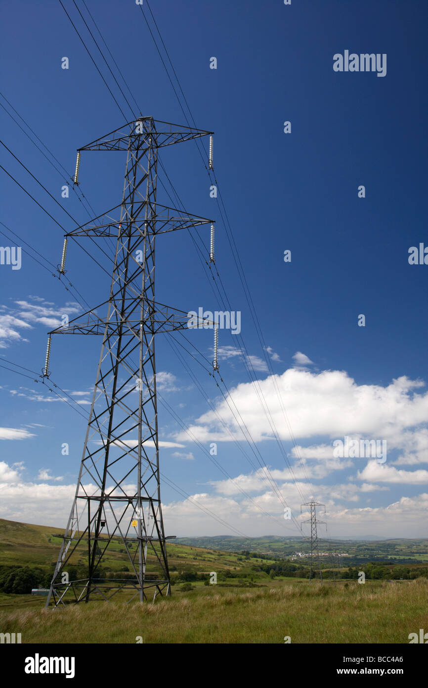 L'électricité à haute tension pylône le comté de Londonderry derry irlande du nord uk Banque D'Images L'électricité à haute tension pylône le comté de Londonderry derry irlande du nord uk Banque D'Images