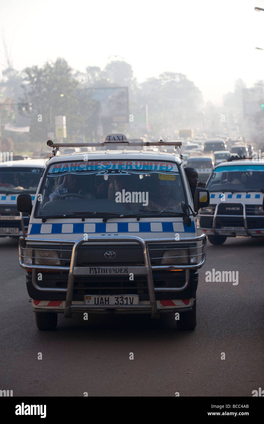 Minibus Matatus ou dans les rues de Kampala en Ouganda Banque D'Images
