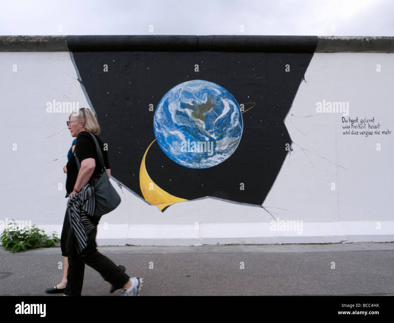 Murale nouvellement repeint sur le mur de Berlin d'origine à l'East Side Gallery à Berlin Juillet 2009 Banque D'Images