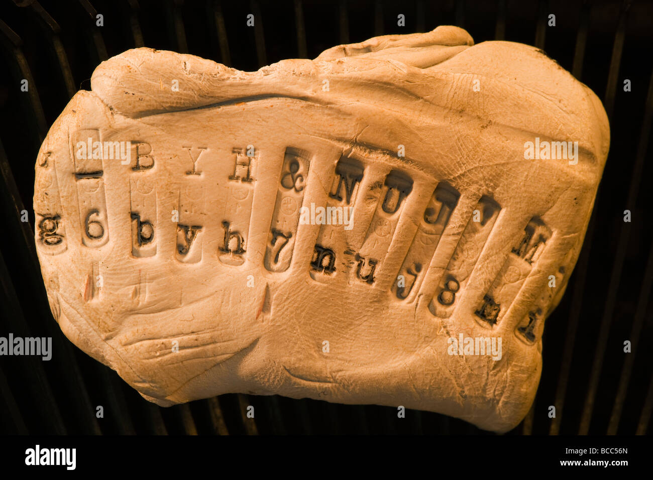 Touches de caractères de la vieille machine à écrire manuelle impressionné sur la pâte à modeler Banque D'Images