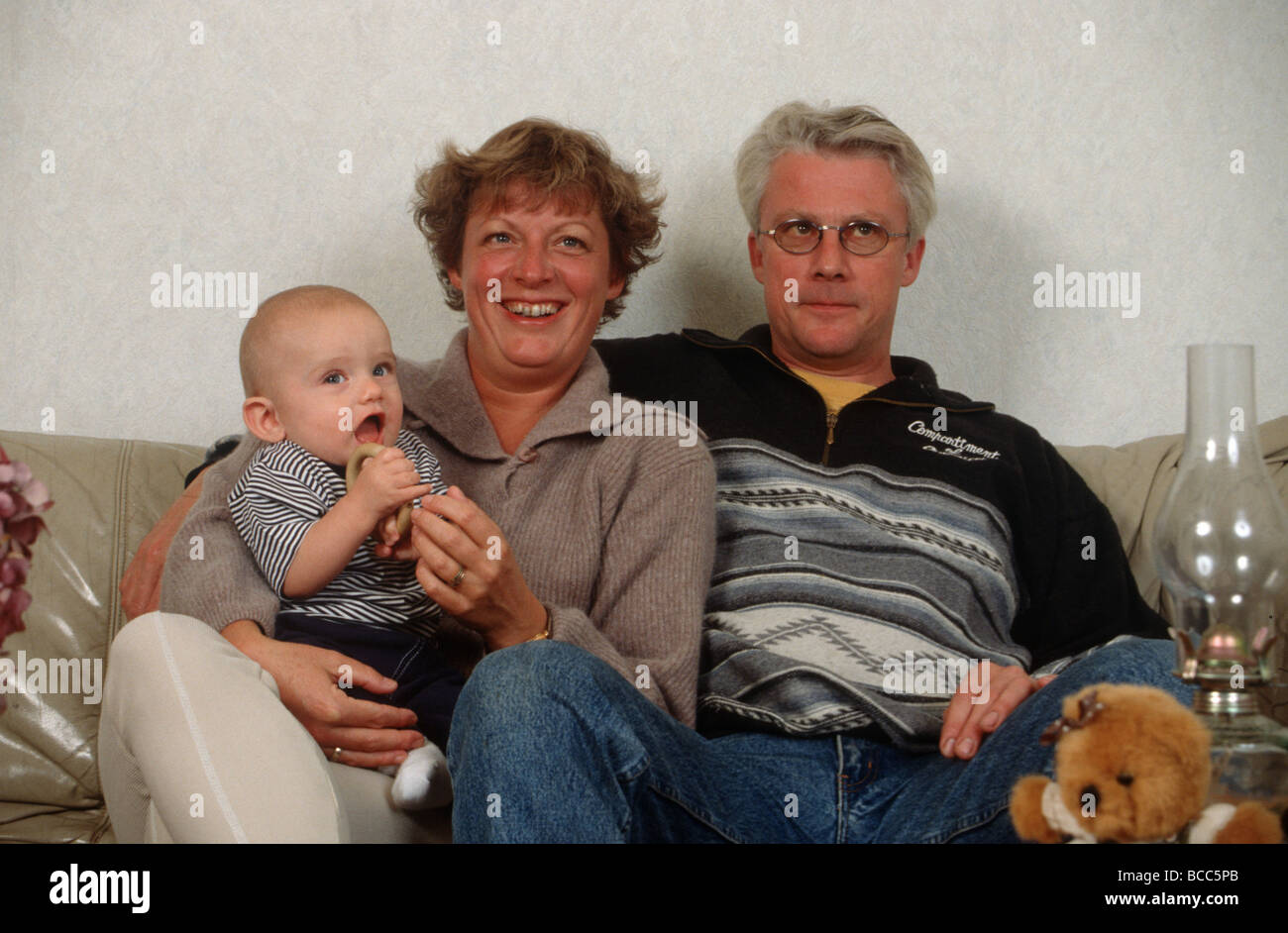 La Fin De La Naissance Bebe De Distribution Avec De Vieux Parents A L Age De 40 Ans Photo Stock Alamy