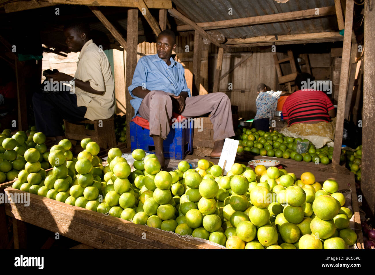 Les oranges vertes sur l'étal du marché. L'Ouganda jinja Banque D'Images
