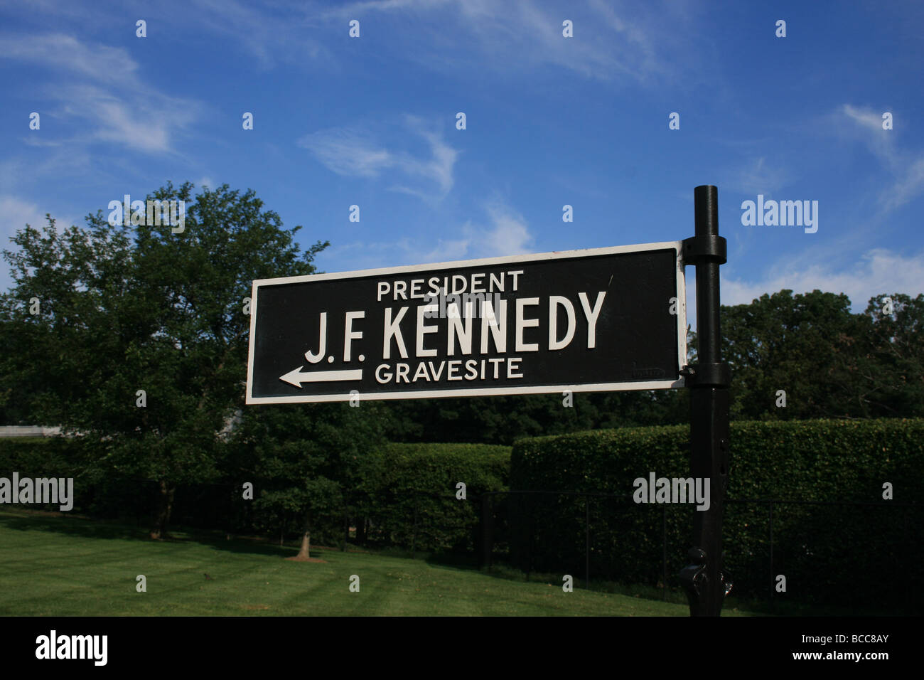Panneau indiquant J.F.K's. tombe au cimetière national d'Arlington. Banque D'Images