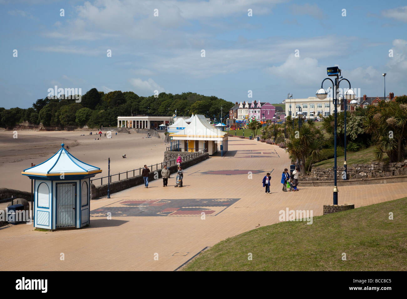 Promenade sur les plage de l'île de Barry Wales UK Banque D'Images