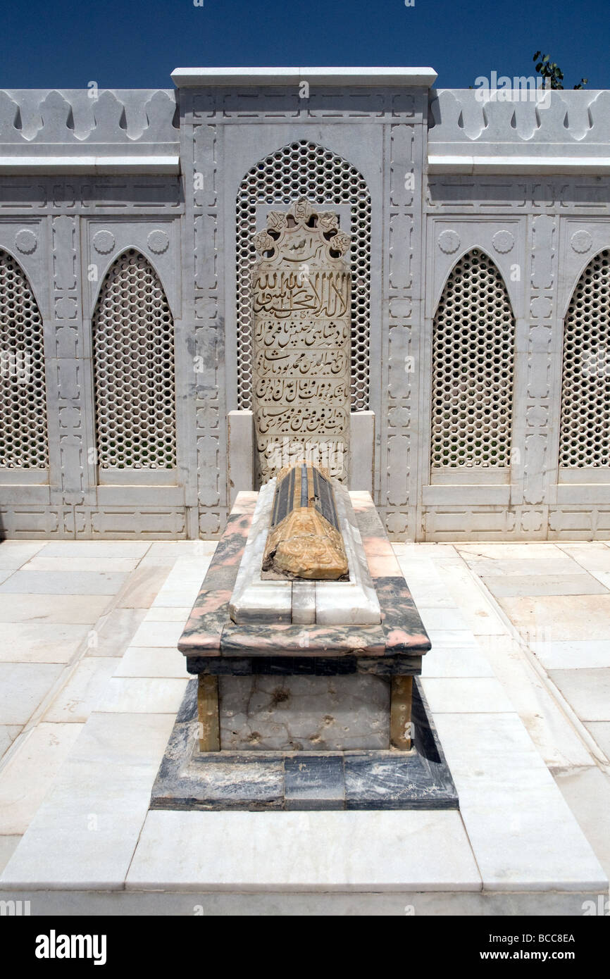 Le tombeau en marbre, restauré, de Babur, 16e siècle, dans le règle Moghol gardens il a fondé à Kaboul, Afghanistan Banque D'Images