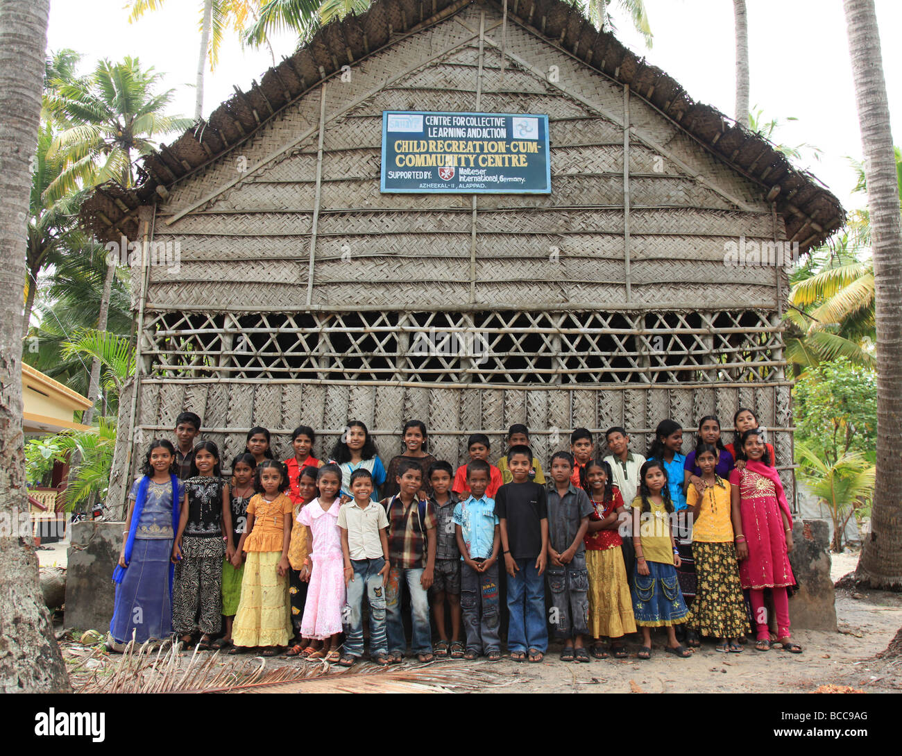 Enfants parrainés par l'intermédiaire d'un organisme appelé l'obtention commanditée par la Fondation Ted à recevoir une éducation. Banque D'Images