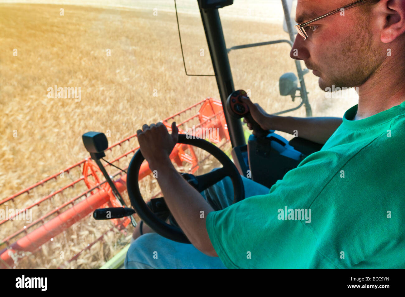 Dans la cabine du conducteur de moissonneuse-batteuse 540 rendmt Lexion Claas, la récolte d'orge d'été - Indre-et-Loire, France. Banque D'Images