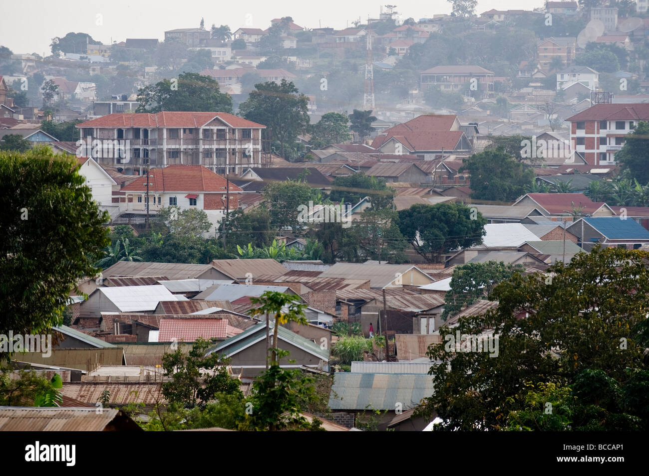 Capture d'Kamwockya Kampala Ouganda bidonville avec de meilleurs bâtiments derrière Banque D'Images