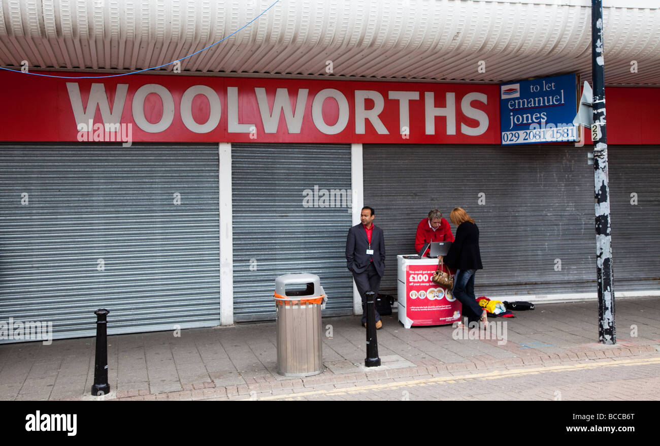 Boutique de Woolworths à laisser six mois après la fermeture pendant la récession Barry Wales UK Banque D'Images