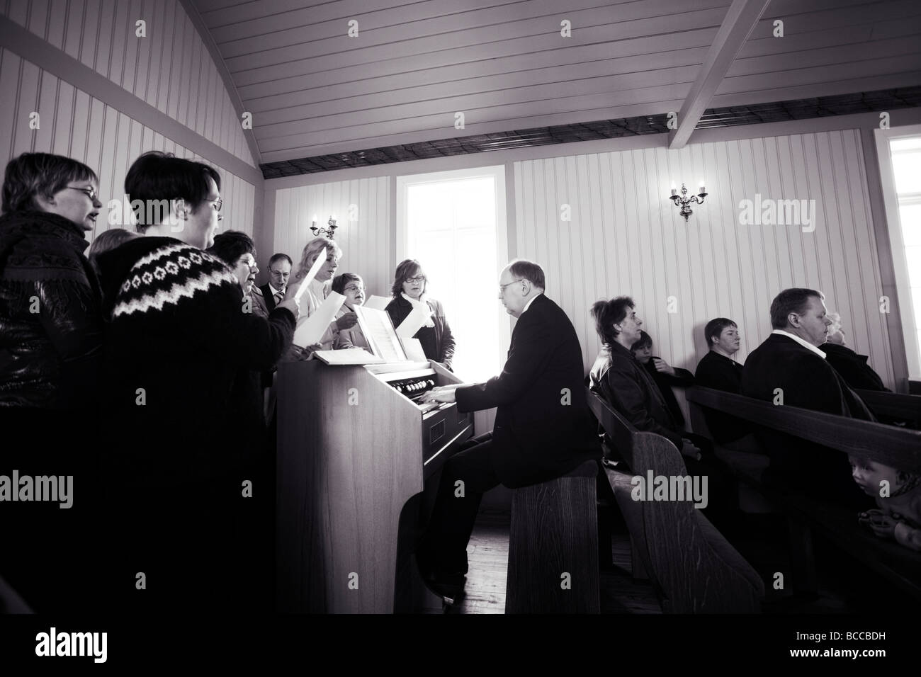 Chant chorale à l'église pendant la messe le dimanche de Pâques. L'église est de 104 ans. Banque D'Images