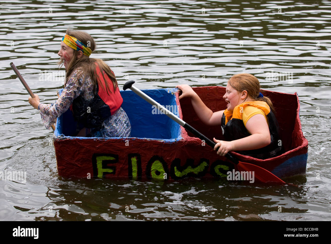 Paper Boat Race, Elstead Moat, Elstead, Farnham, Surrey, Royaume-Uni. Banque D'Images