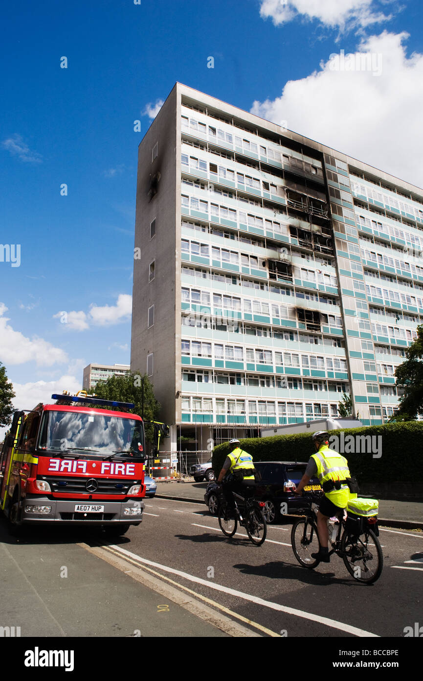 Suite de l'incendie à Lakanal, Sceaux Gardens, Camberwell, qui a tué 6 personnes. Banque D'Images