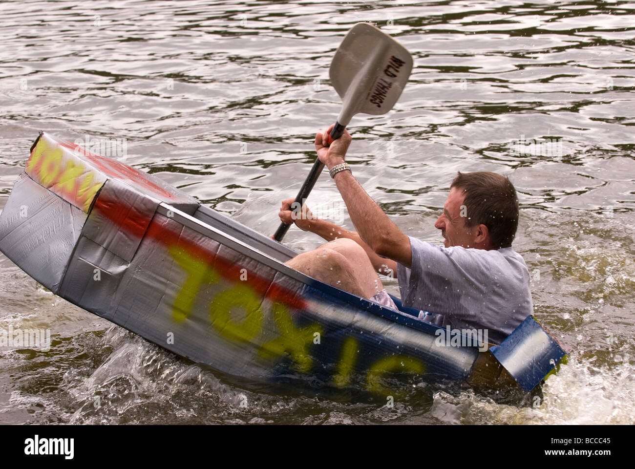 Paper Boat Race, Elstead Moat, Elstead, Farnham, Surrey, Royaume-Uni. Banque D'Images